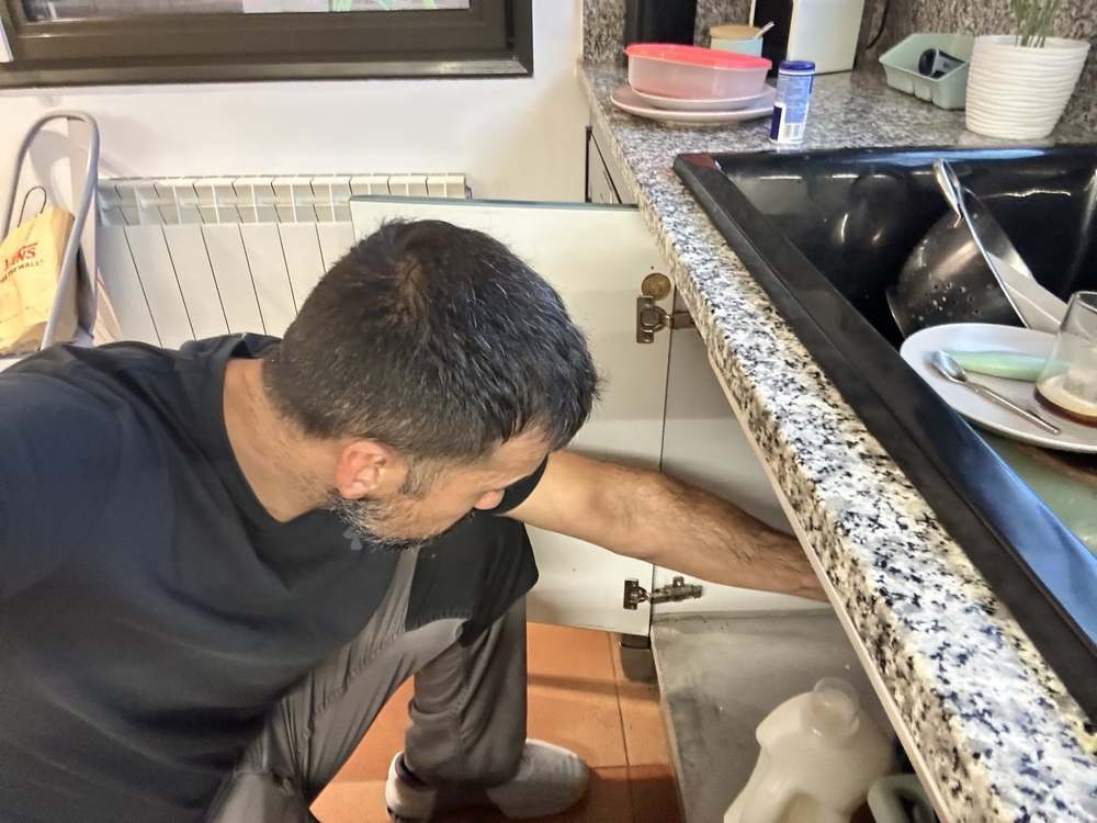 Desatasco del sifón de un fregadero en una vivienda del Vallès Oriental