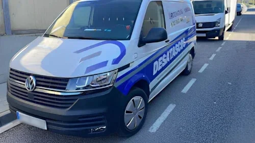 Furgoneta de Desatascos Ecoembus aparcada en una calle
