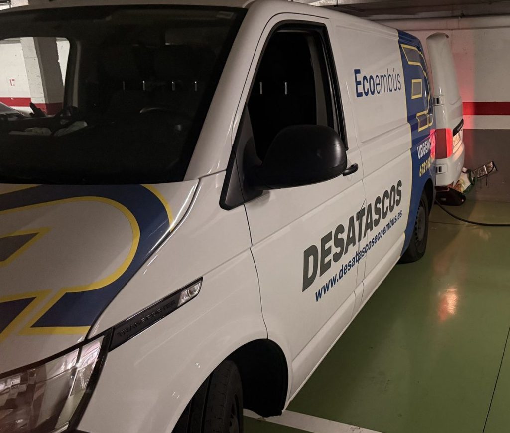 Furgoneta de Desatascos Ecoembus en un parking de Les Franqueses del Vallès