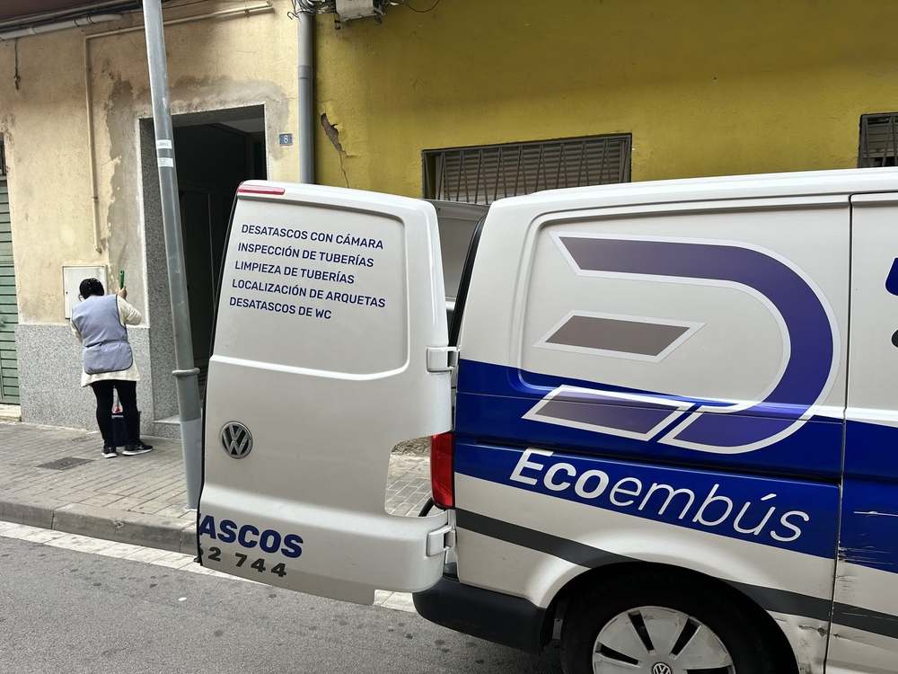Furgoneta rotulada de Desatascos Ecoembus en el Vallès Oriental