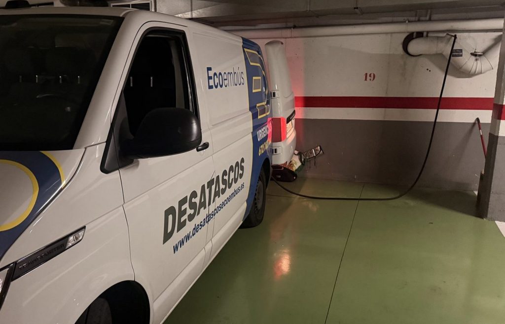 Furgoneta de Desatascos Ecoembus en un parking de Les Franqueses del Vallès, con la manguera subiendo hasta el sifón